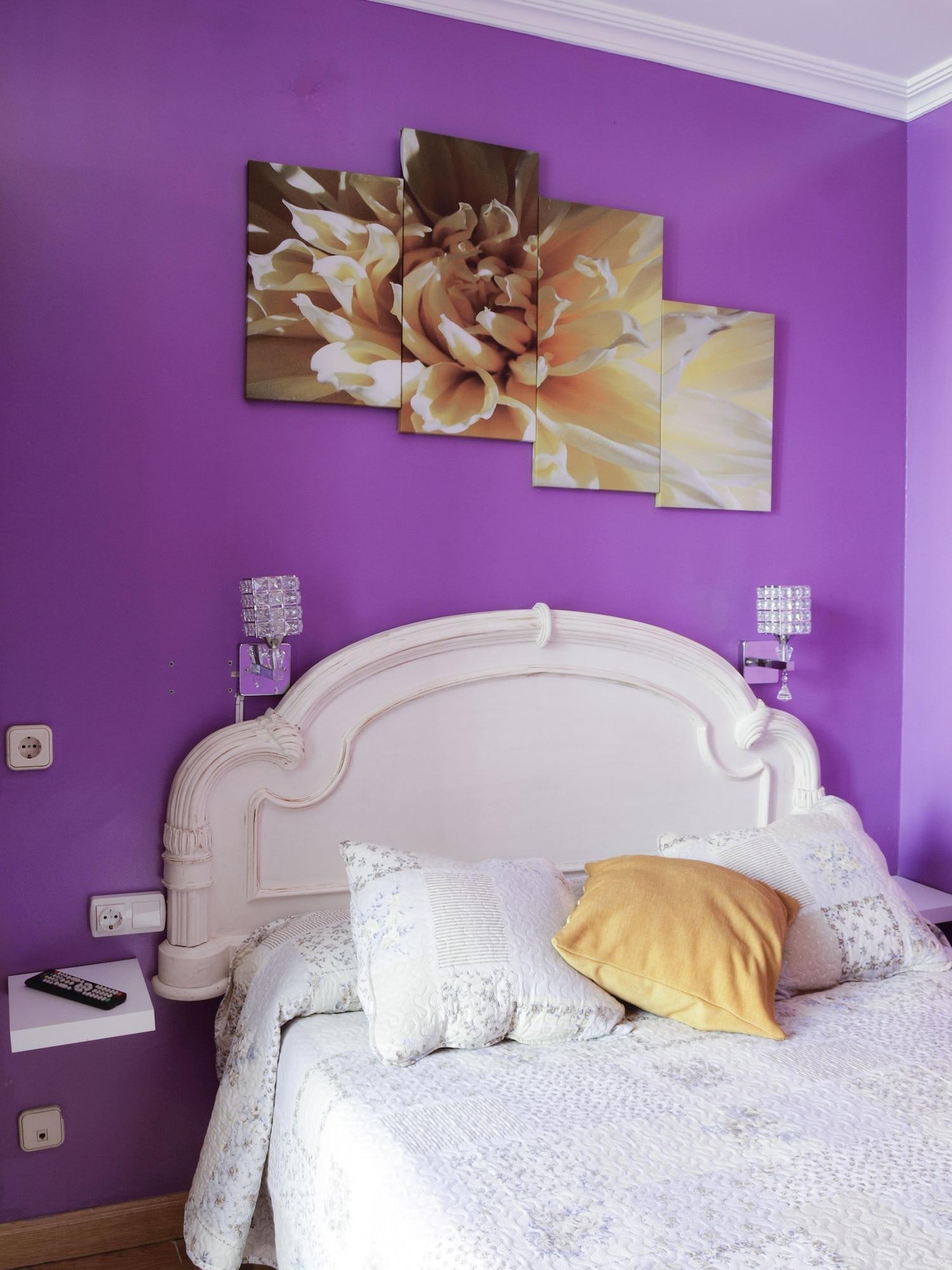 Hostel RC Miguel Angel Madrid Exterior foto Purple bedroom
