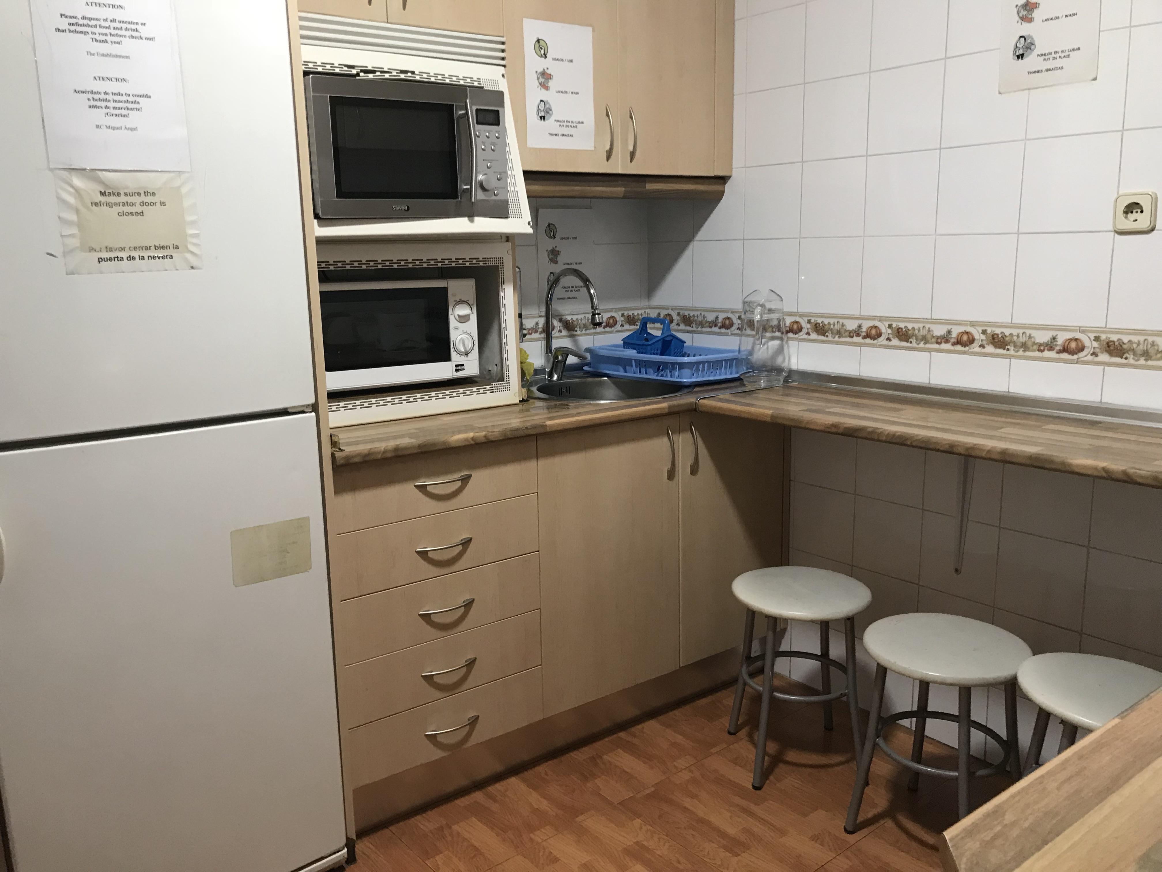 Hostel RC Miguel Angel Madrid Exterior foto A shared kitchen at a hostel