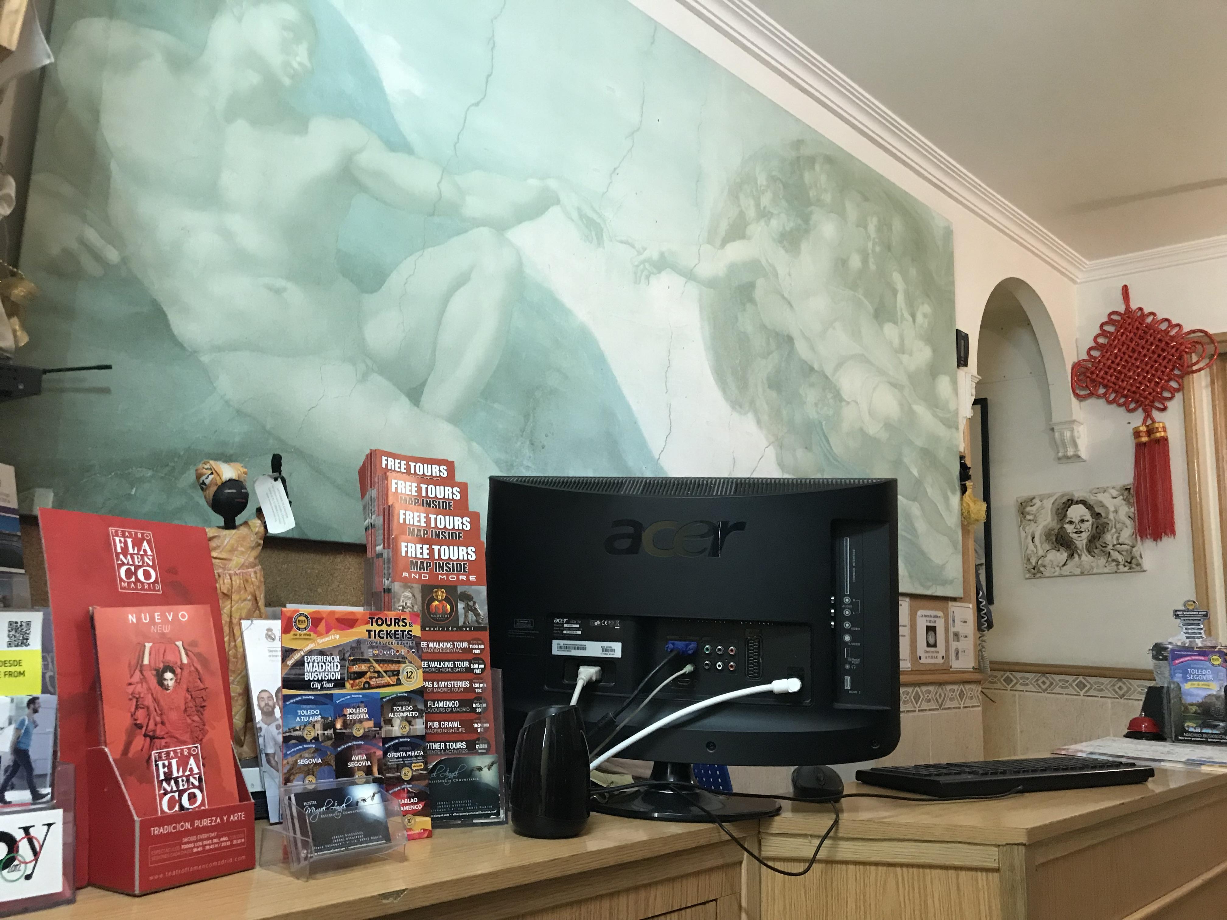 Hostel RC Miguel Angel Madrid Exterior foto Reception desk at the museum