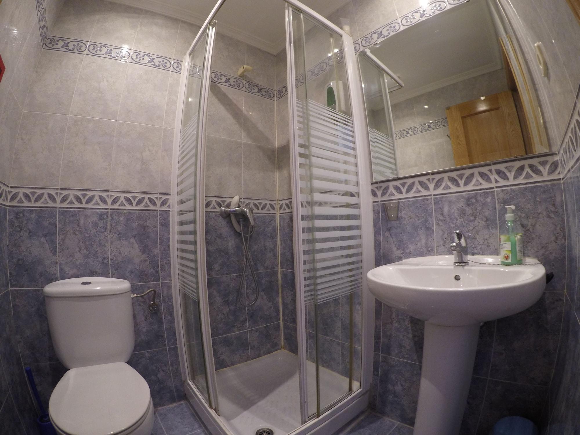 Hostel RC Miguel Angel Madrid Exterior foto A shower cubicle