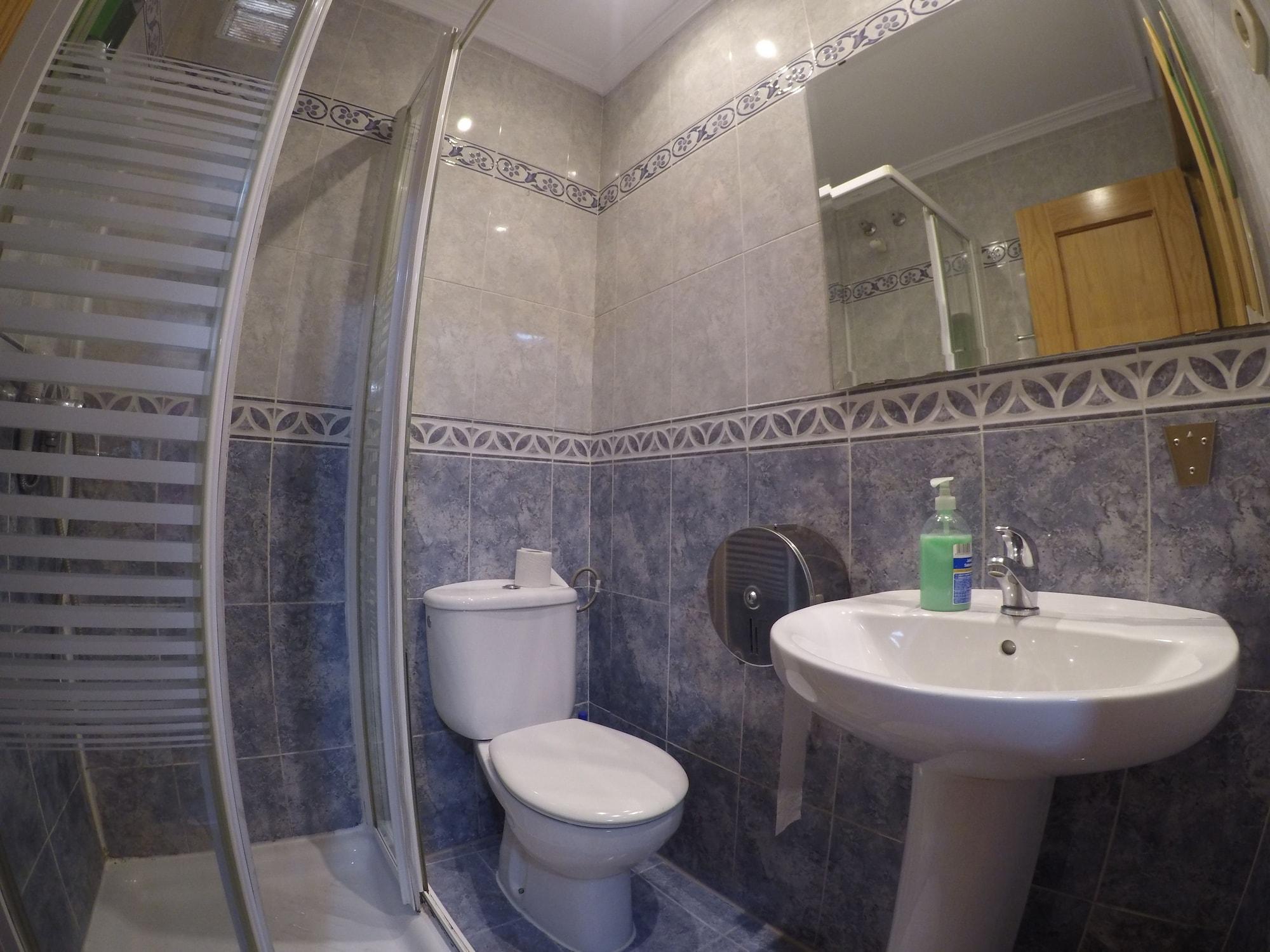 Hostel RC Miguel Angel Madrid Exterior foto Bathroom with shower cubicle