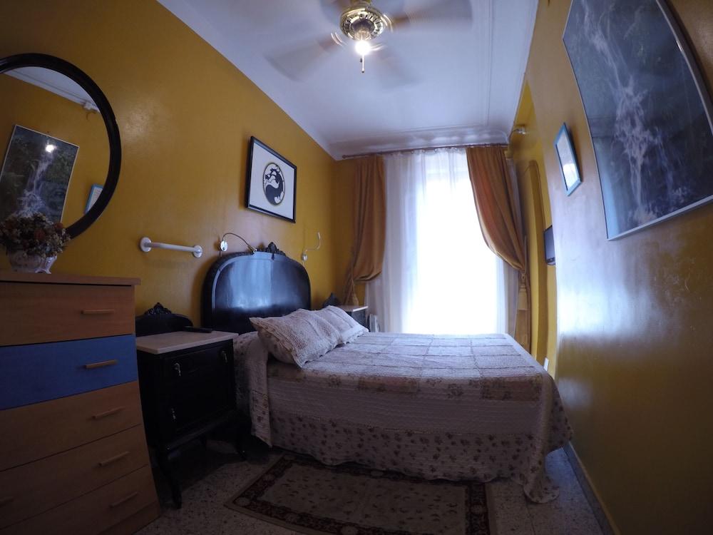 Hostel RC Miguel Angel Madrid Exterior foto A room at the hotel