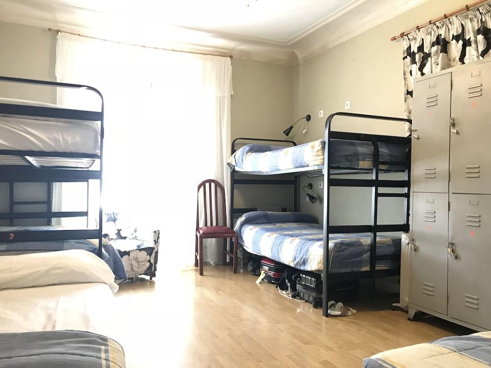 Hostel RC Miguel Angel Madrid Exterior foto A typical dormitory room at the International House