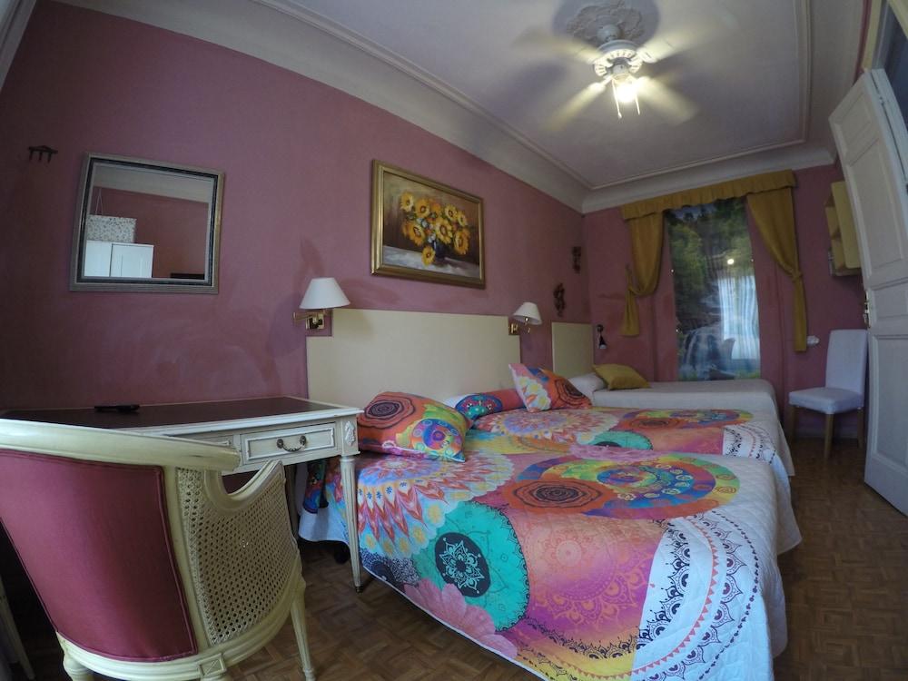 Hostel RC Miguel Angel Madrid Exterior foto A room at the hotel