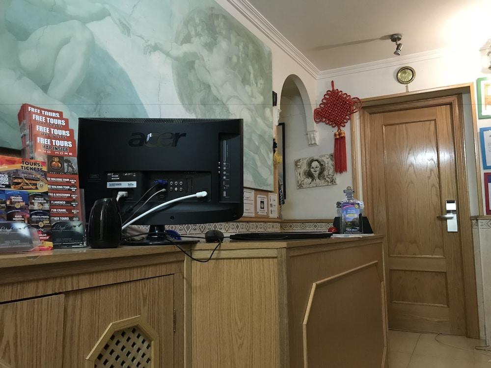 Hostel RC Miguel Angel Madrid Exterior foto Reception desk at the hotel
