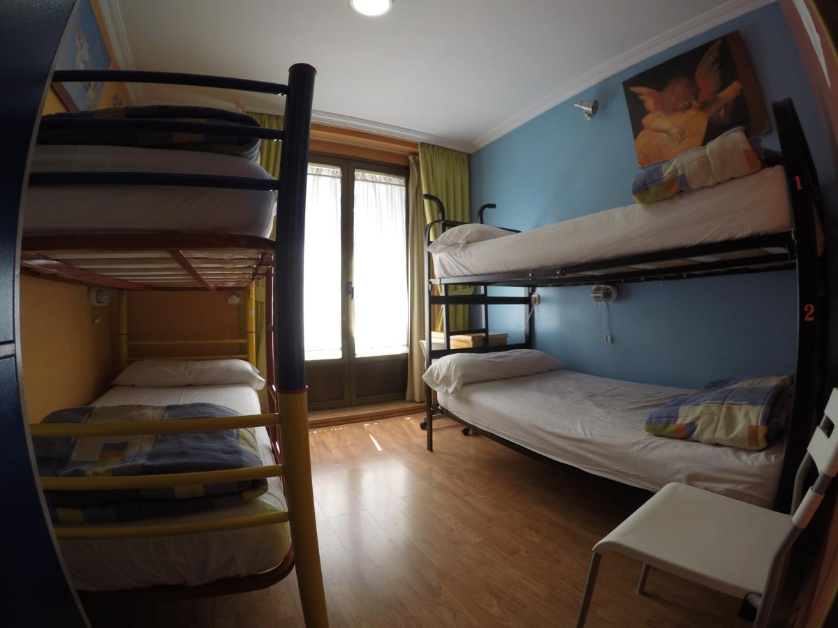 Hostel RC Miguel Angel Madrid Exterior foto Hostel room in Madrid, Spain