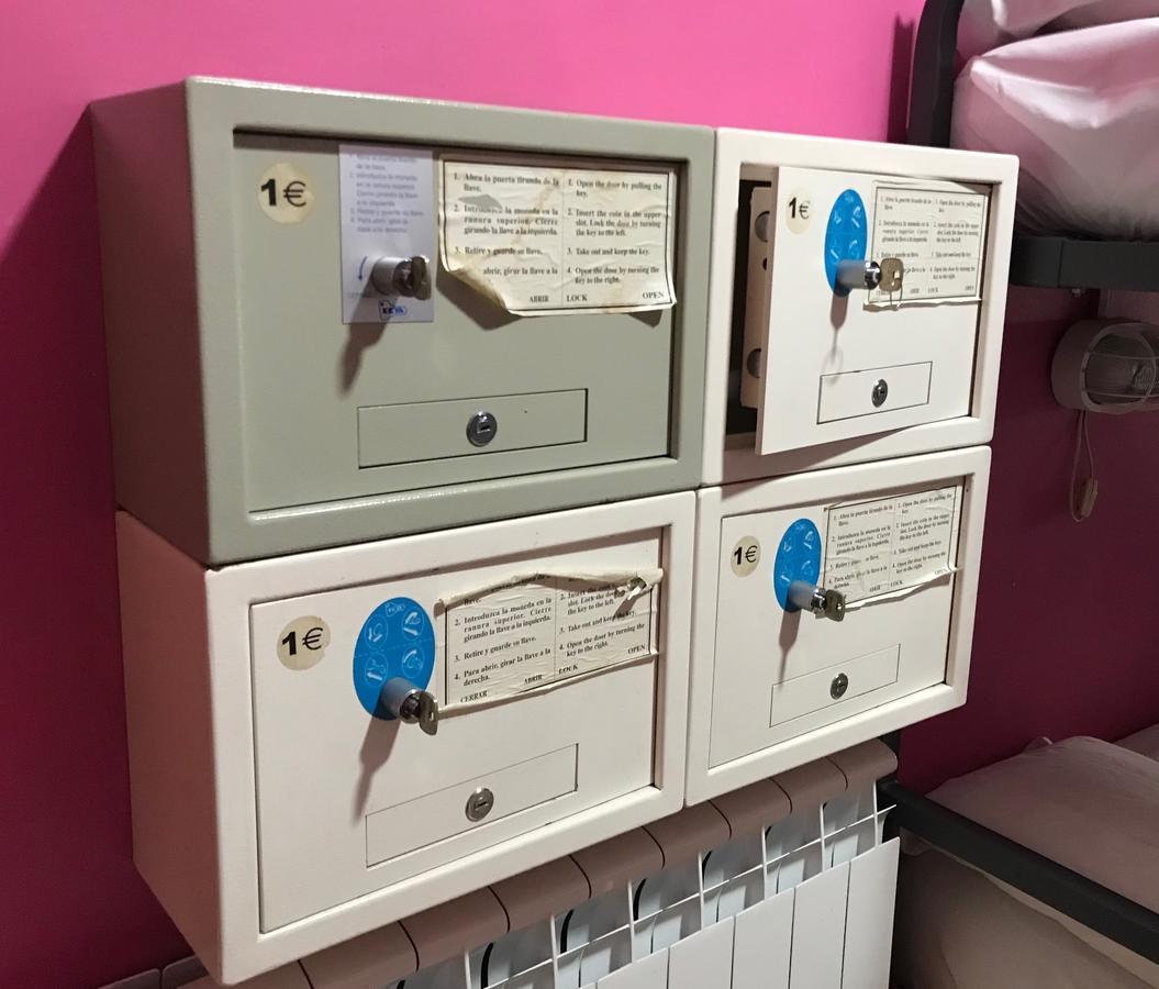 Hostel RC Miguel Angel Madrid Exterior foto Private mailboxes in a French post office