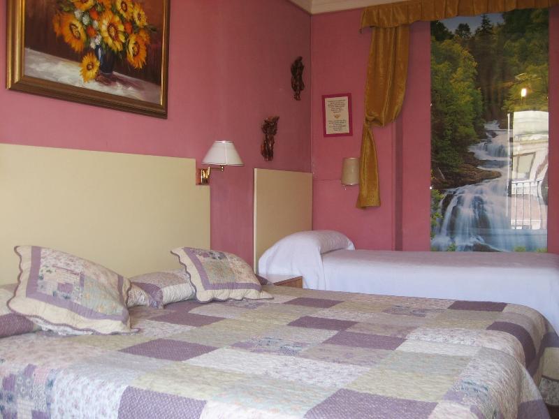 Hostel RC Miguel Angel Madrid Exterior foto A room at the hotel
